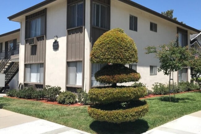 Front of Building - Green Oaks Apartments, LLC.