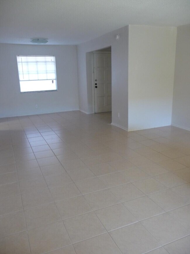 Building Photo - 200 Country Club Dr