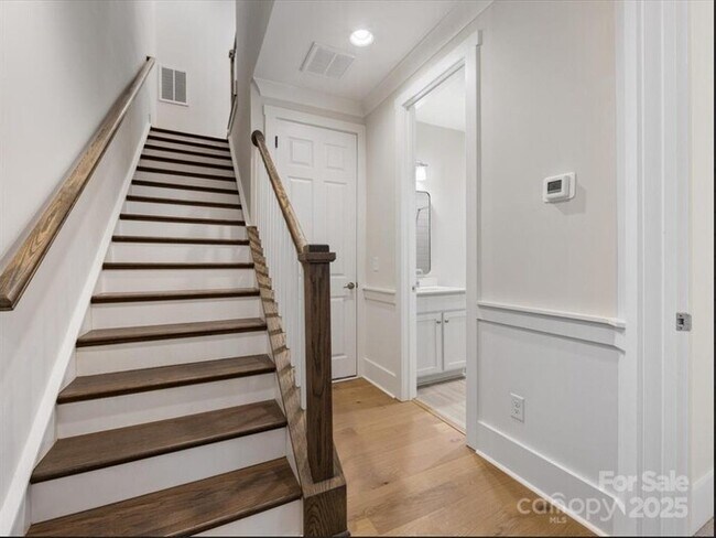 Foto del edificio - Beautiful and spacious 4-bedroom, 5-bath h...