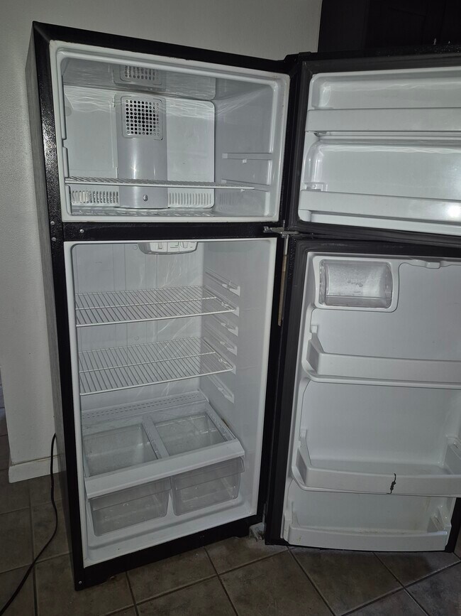 Refrigerador - 2884 Oaklawn Ave