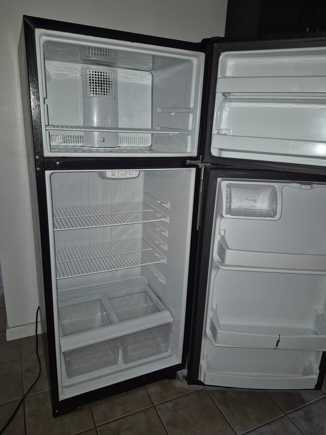 Fridge - 2884 Oaklawn Ave