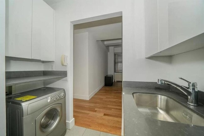 Building Photo - 4 bedroom in NEW YORK NY 10038