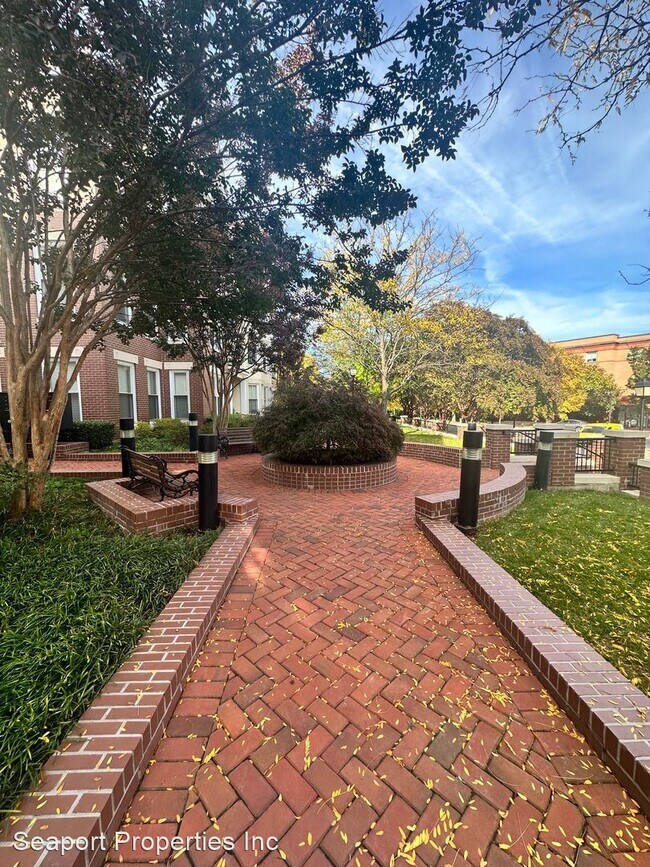 Foto del edificio - 1 br, 1.5 bath House - 910 Powhatan Street...