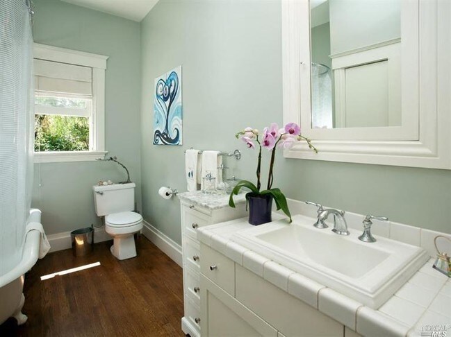 Building Photo - 609 C St