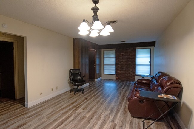 Building Photo - 2 Bedroom 1 Bath Coffeyville Apartment.