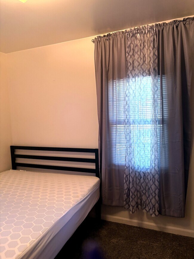 Foto del edificio - 3705 Burchfield Dr