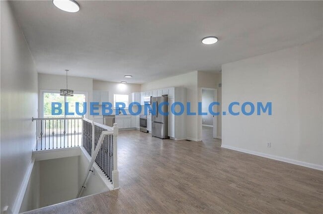 Building Photo - Completely renovated 3 bedroom unit with modern finishes and beautiful views.