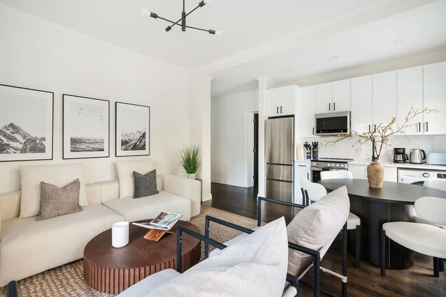 Building Photo - 10 5th Ave