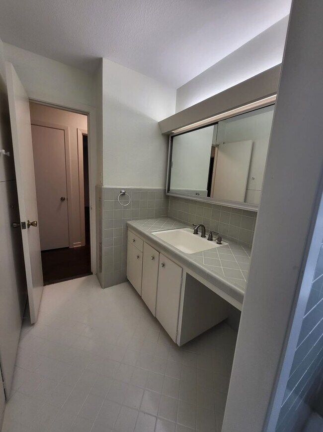 Foto del edificio - 5 Month lease available. Mid-century home ready for move-in