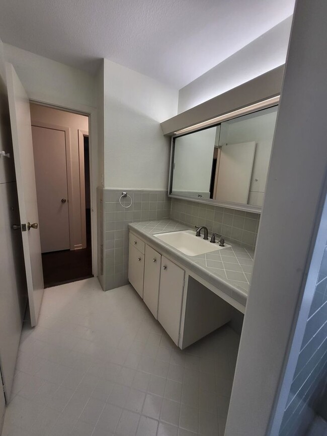 Foto del edificio - Mid-century home ready for move-in