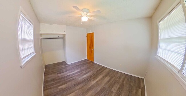 Foto del edificio - Close to Campus! Pet Friendly + Washer & Dryer Included + Off-Street Parking! Available August 1st!