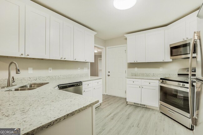 Building Photo - 3557 W Hampton Dr