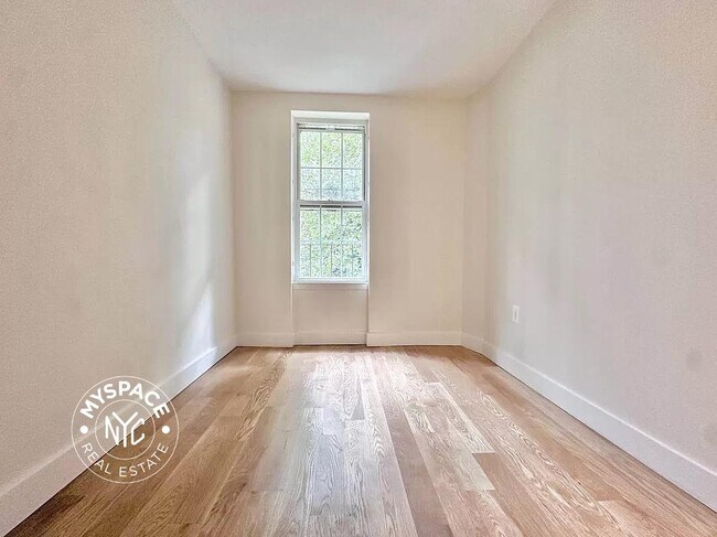 Foto del edificio - 329 E 52nd St