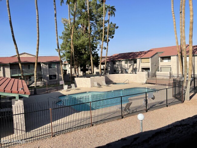 Building Photo - 623 W Guadalupe Rd