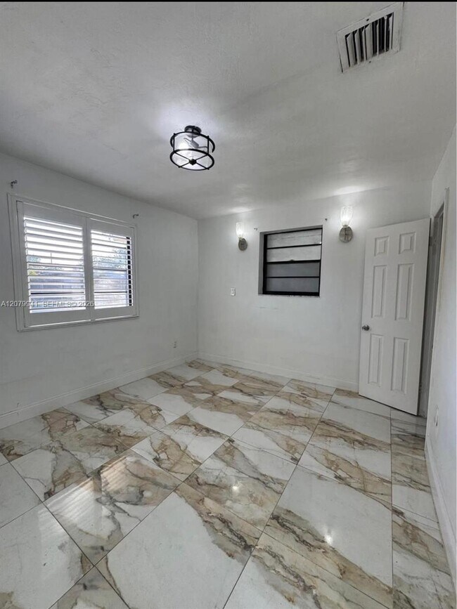 Building Photo - 3151 SW 37th Ave