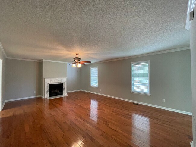 Building Photo - Stunning Home with a Huge Backyard!