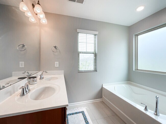 Building Photo - Modern Comfort: Elegant 3 Bed, 2.5 Bath To...