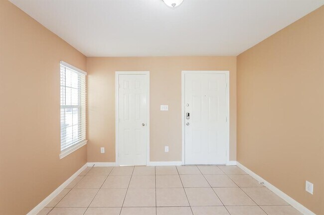Building Photo - 4918 N Cancun Dr