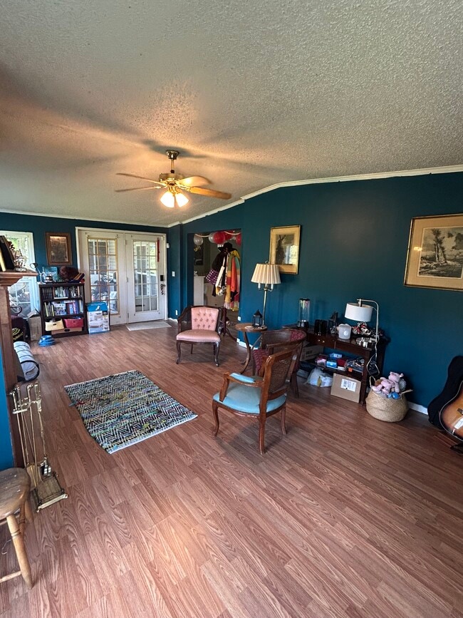 Family Room - 586 Sells Ln