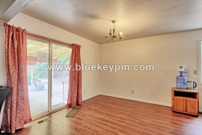 Foto del edificio - 5 Bedrooms, 2.5 Bathrooms Home in Oregon City