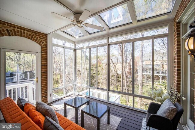 Foto del edificio - 5119 Warren Pl NW