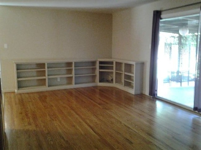 Building Photo - 654 Brentwood Dr