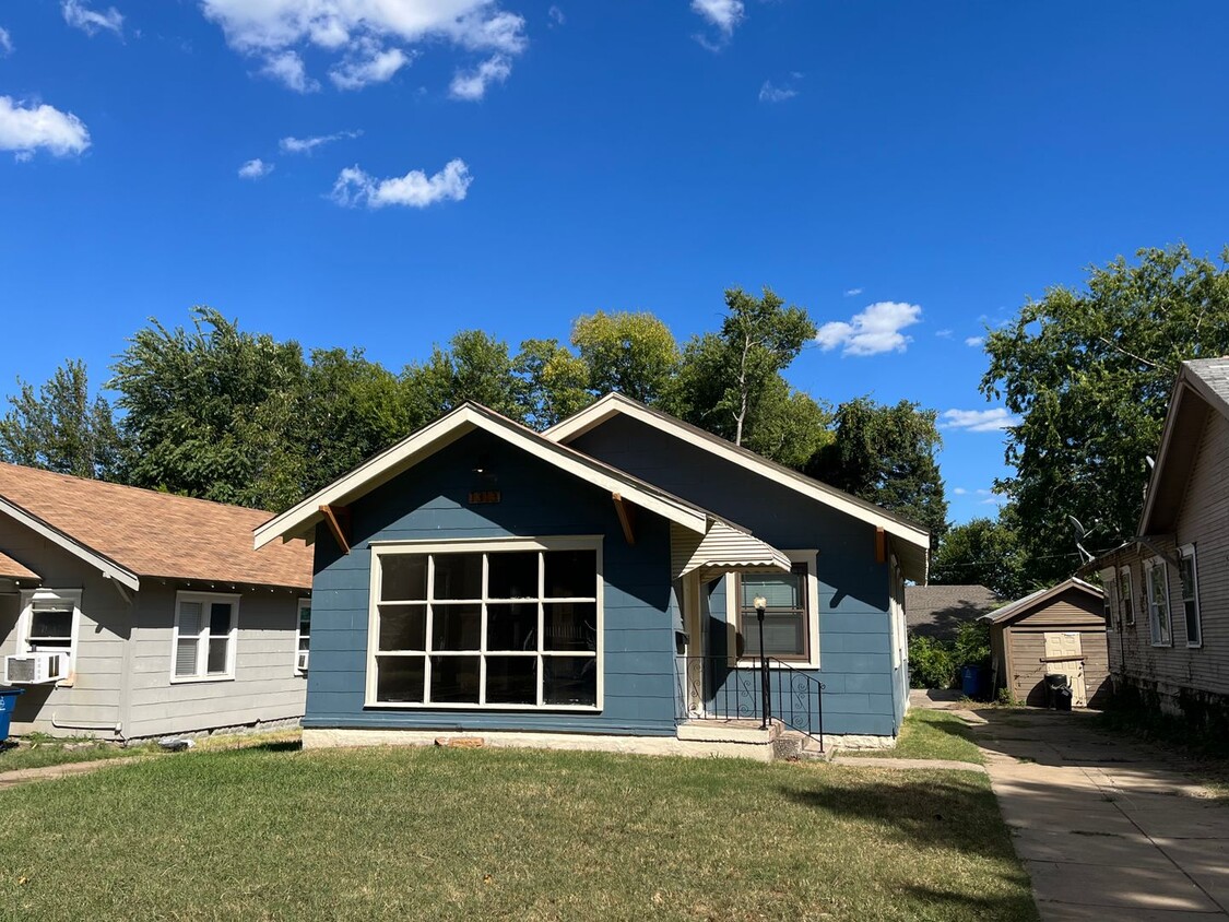 Primary Photo - 2 bedroom, 2 full bath House!