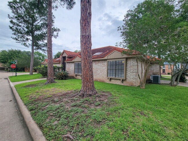 Foto del edificio - 12800 Briar Forest Dr