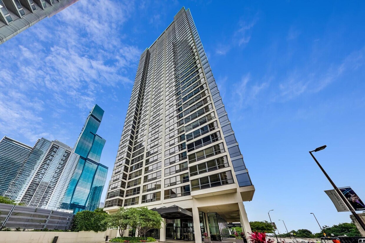 Foto principal - 360 E Randolph St