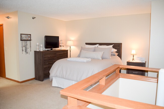 Upper Loft Bedroom - Fairway Meadows Associates LLP
