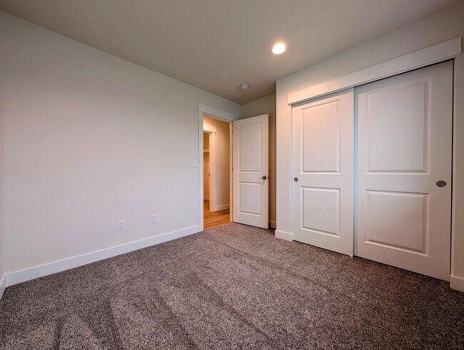 Foto del edificio - **New Construction** FOUR Bedroom House for Rent in Eastmont School District!
