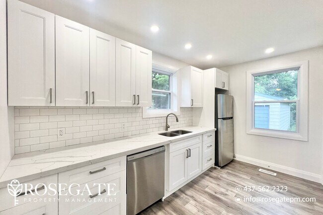 Photo du bâtiment - Bright & Modern 3-Bedroom Main Floor | 1,1...
