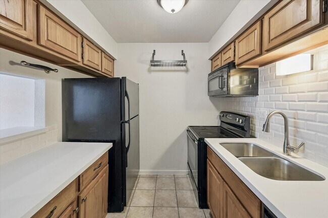Foto del edificio - 1860 White Oak Dr