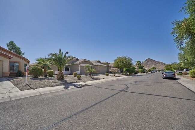 Foto del edificio - Nice 3 bedroom 2 bathroom house plus a den!