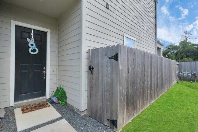 Foto del edificio - 8821 Hollister Pine Ct