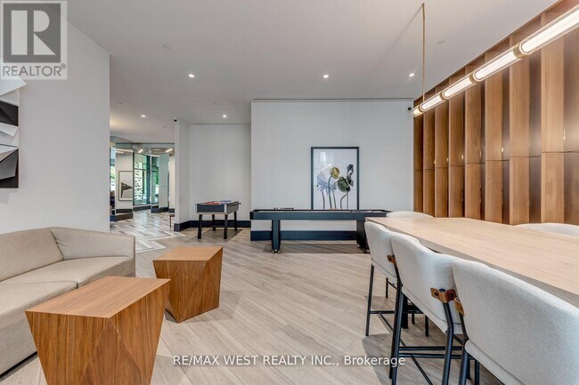 Photo du bâtiment - 1808 St Clair Ave W