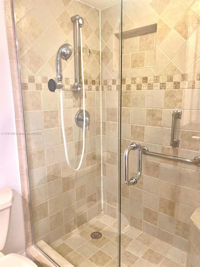Foto del edificio - 17021 N Bay Rd