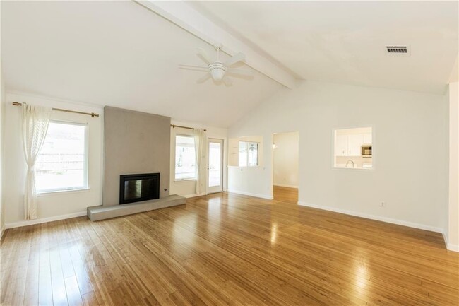 Building Photo - 13028 Silver Creek Dr
