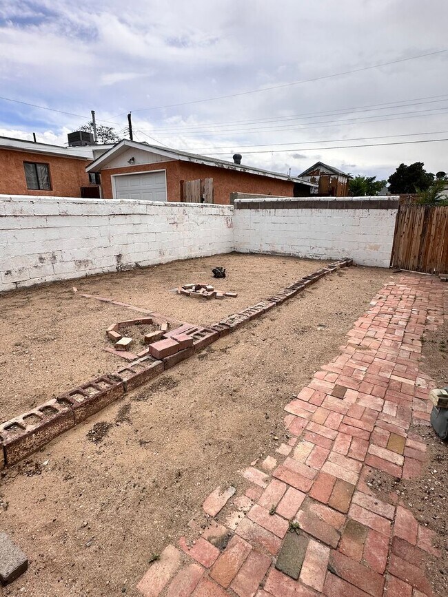 Building Photo - 3 Bedroom 2 Bathroom with Large backyard L...