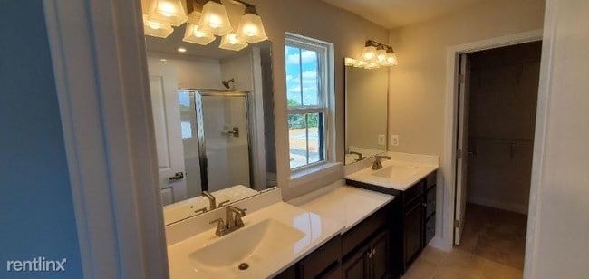 Building Photo - 1 br, 1 bath Townhome - 2801 Lewis Avenue