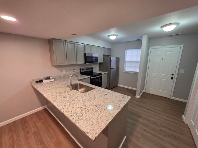 Foto del edificio - Updated 2 bedroom 2 bath with pool