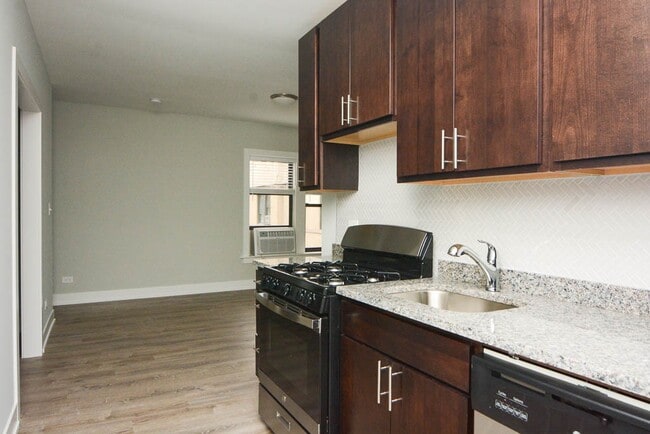 Building Photo - 722 W Brompton