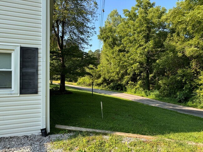 Building Photo - Three Bedroom Home in London, KY
