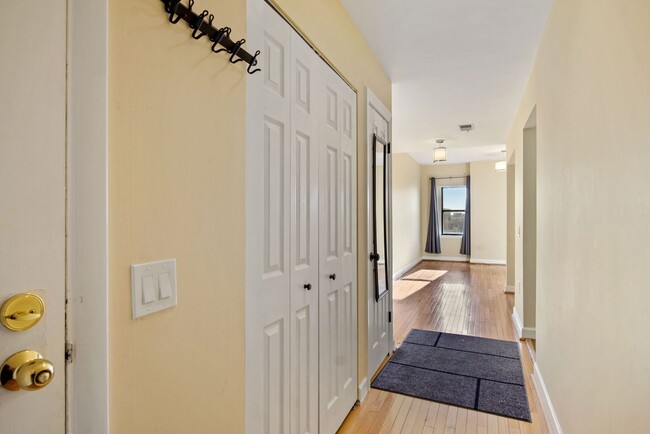 Building Photo - Spacious Top Floor 2 bed 2 bath in the hea...