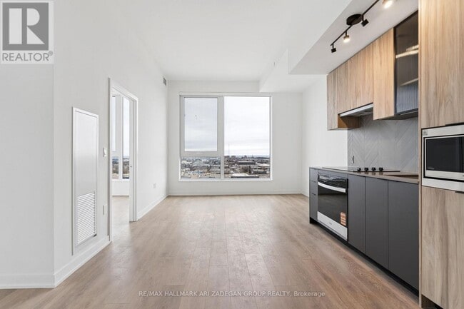 Building Photo - 1037 The Queensway