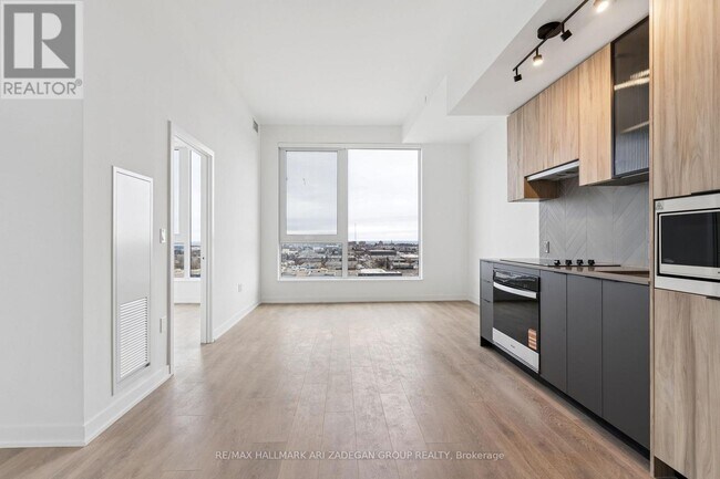 Photo du bâtiment - 1037 The Queensway