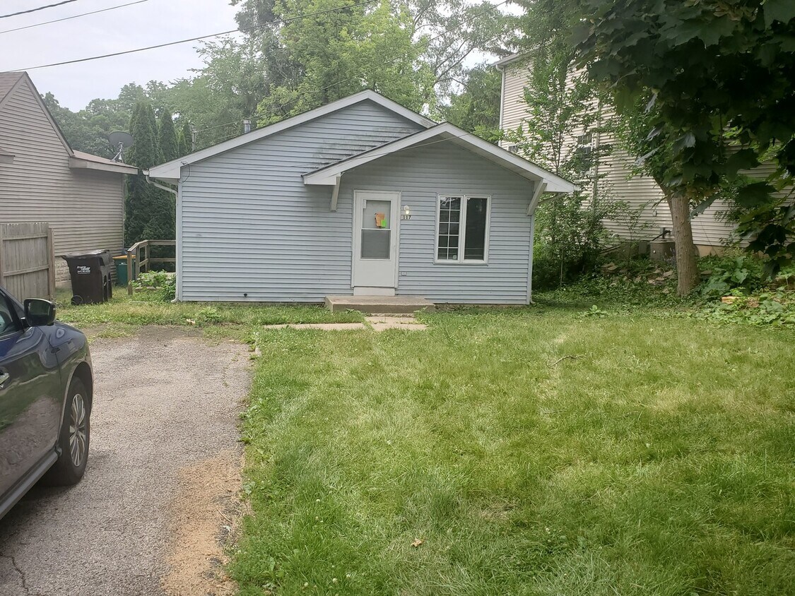117 Circle Dr, Island Lake, IL 60042 House Rental in Island Lake, IL