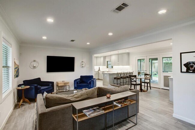 Foto del edificio - 6030 Woodbrook Ln