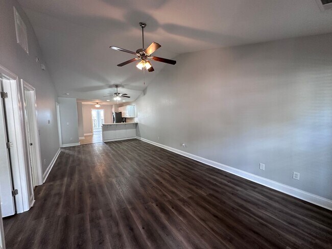 Foto del edificio - Two Bedroom Two Bath & Sunroom Townhome