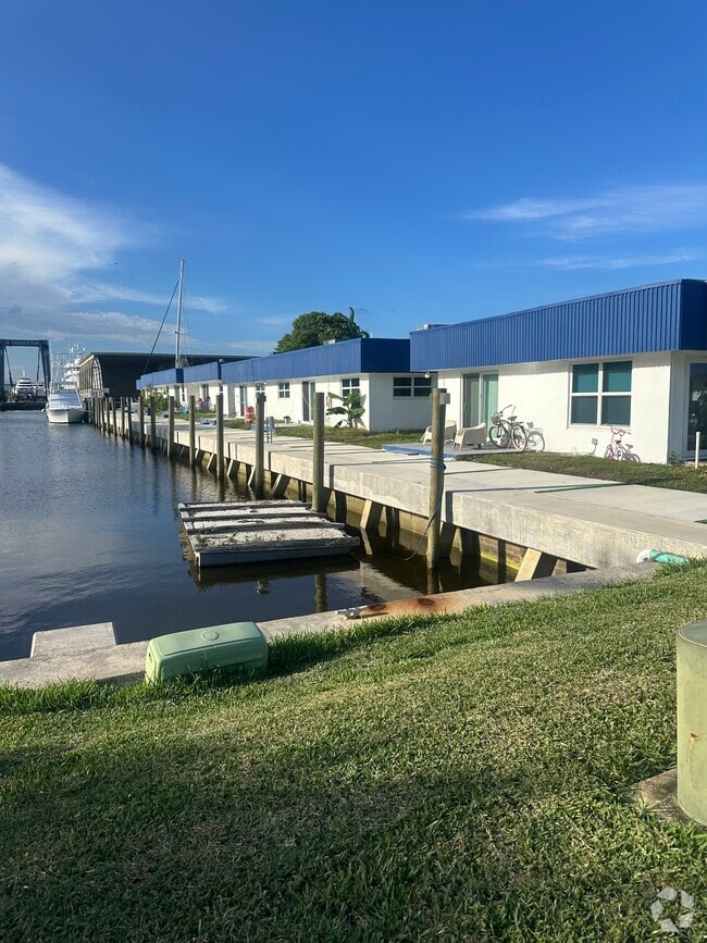 Building Photo - Royal Palm Vista Apartments